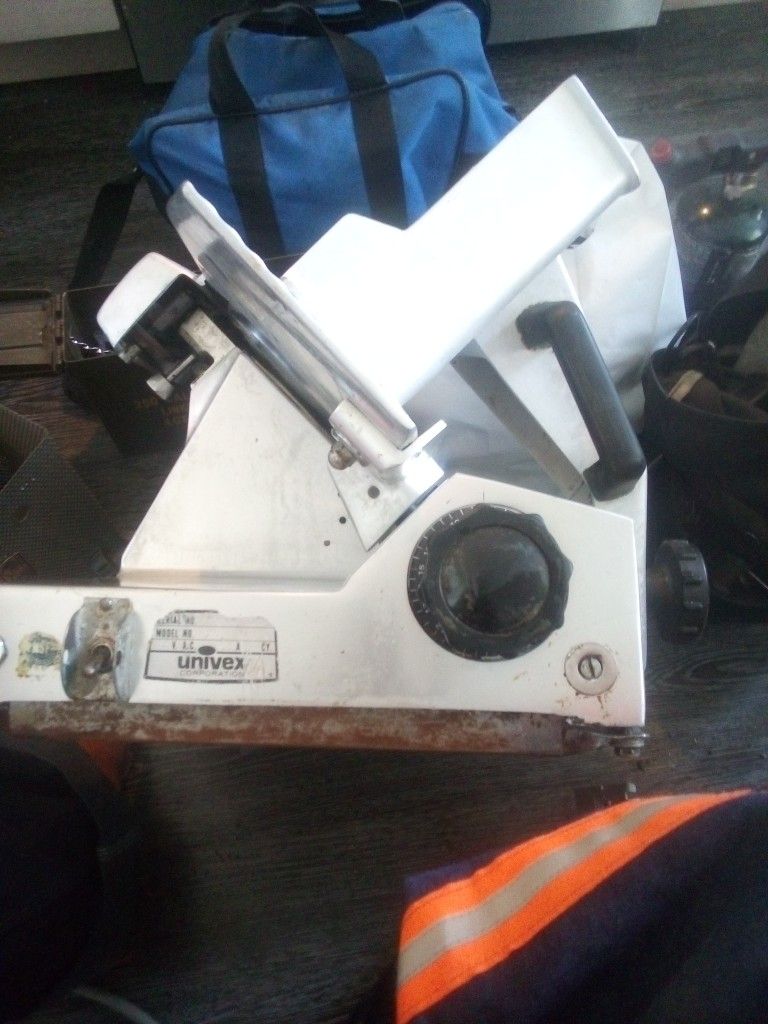 HOBART SLICER . INDUSTRIAL OR RESTERUANT MODEL  125$  