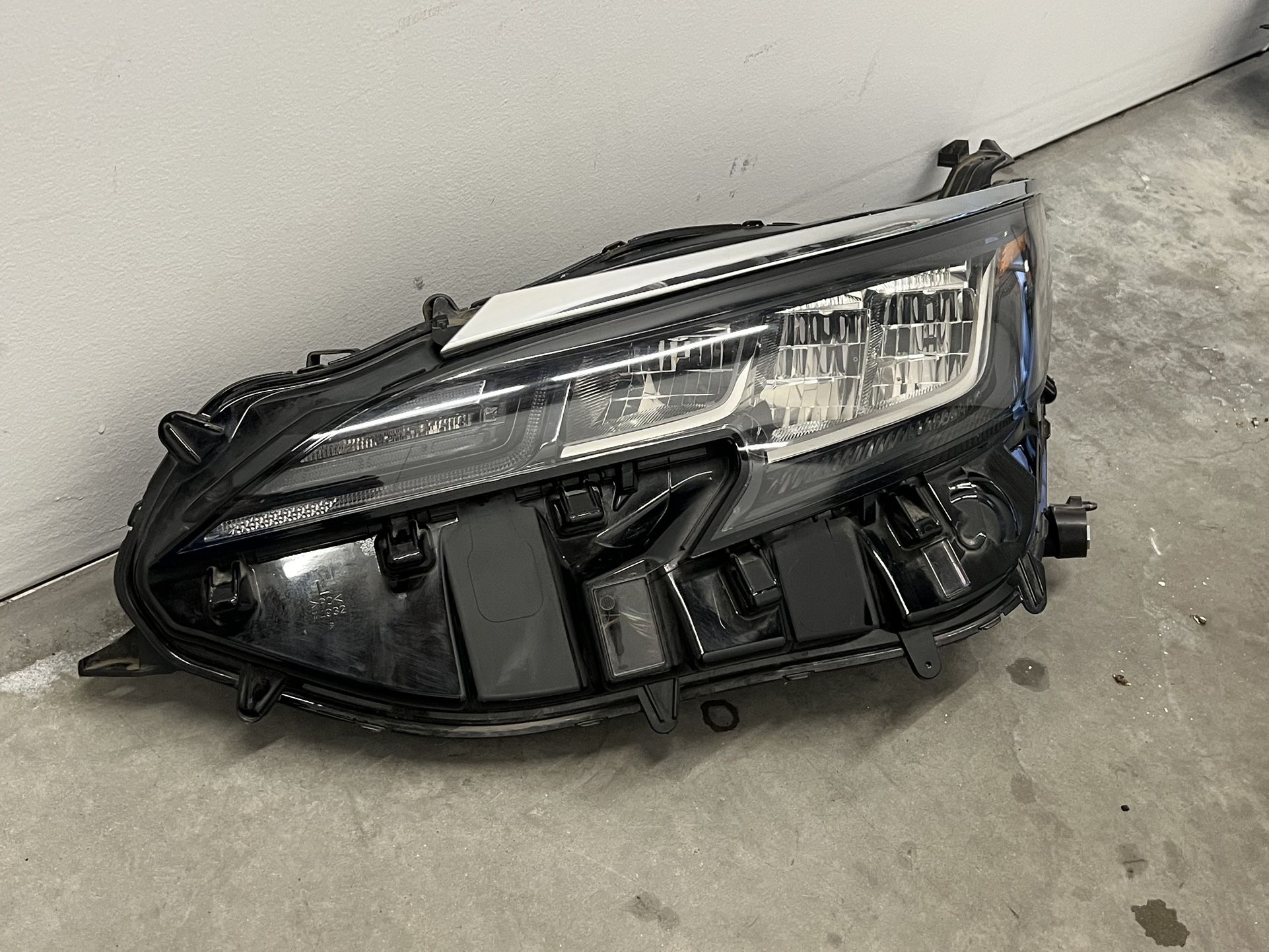 2021-2024 TOYOTA SIENNA HEADLIGHT FULL LED LEFT DRIVER SIDE IN GREAT WORKING CONDITIONS