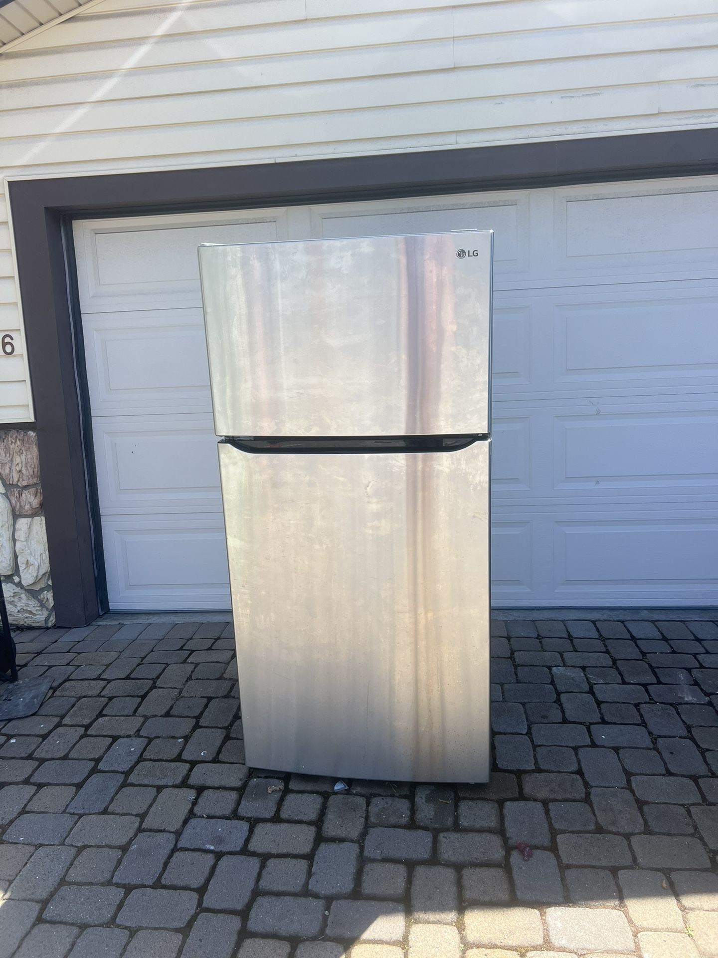 LG Refrigerator With Icemaker