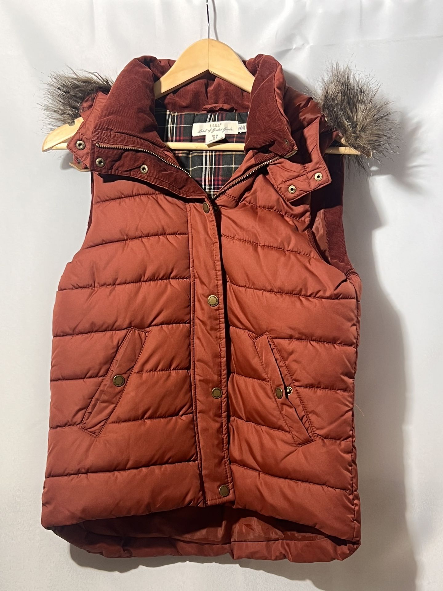 Woman’s Size 6 H&M Faux Fur Drawstring Adjustable Hooded Burgundy puffer VEST With Snaps And Pockets