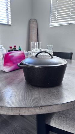 Lodge cast iron dutch oven