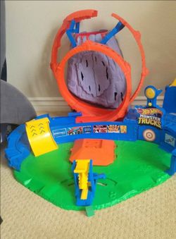 Hot Wheels Monster Trucks T-Rex Volcano Arena Playset.