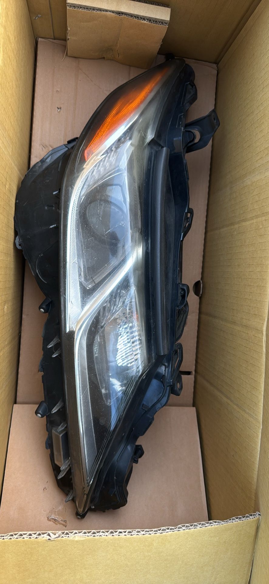 Camry 2019 SE Headlight
