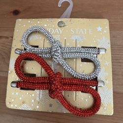 A set of hair clips from the brand Sunday State
