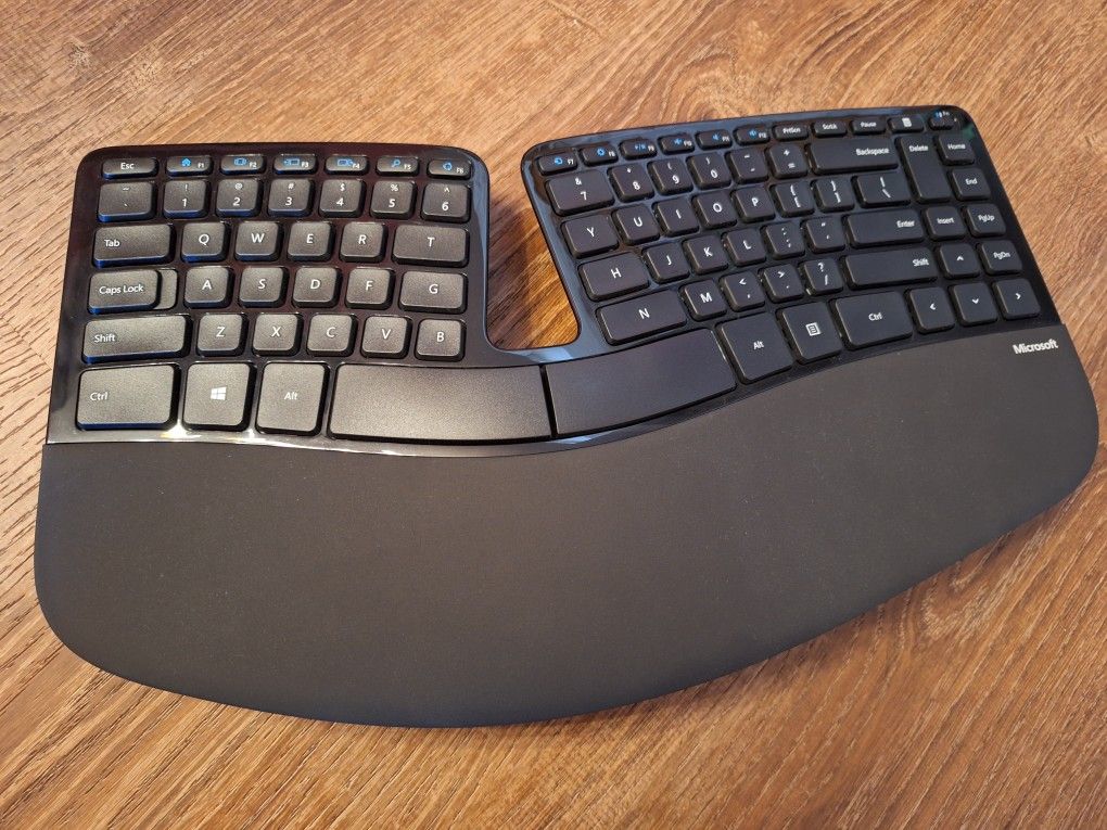 Microsoft Sculpt Ergonomic Keyboard (No Smoke, No Damage, No Stain)