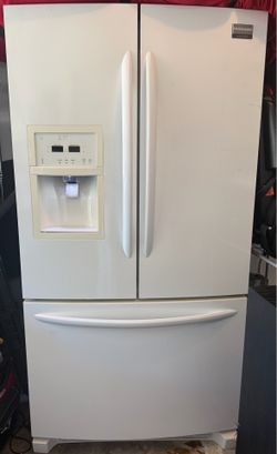 Frigidaire Gallery French Door Refrigerator – 27.8 Cu Ft – Ice & Water Dispenser