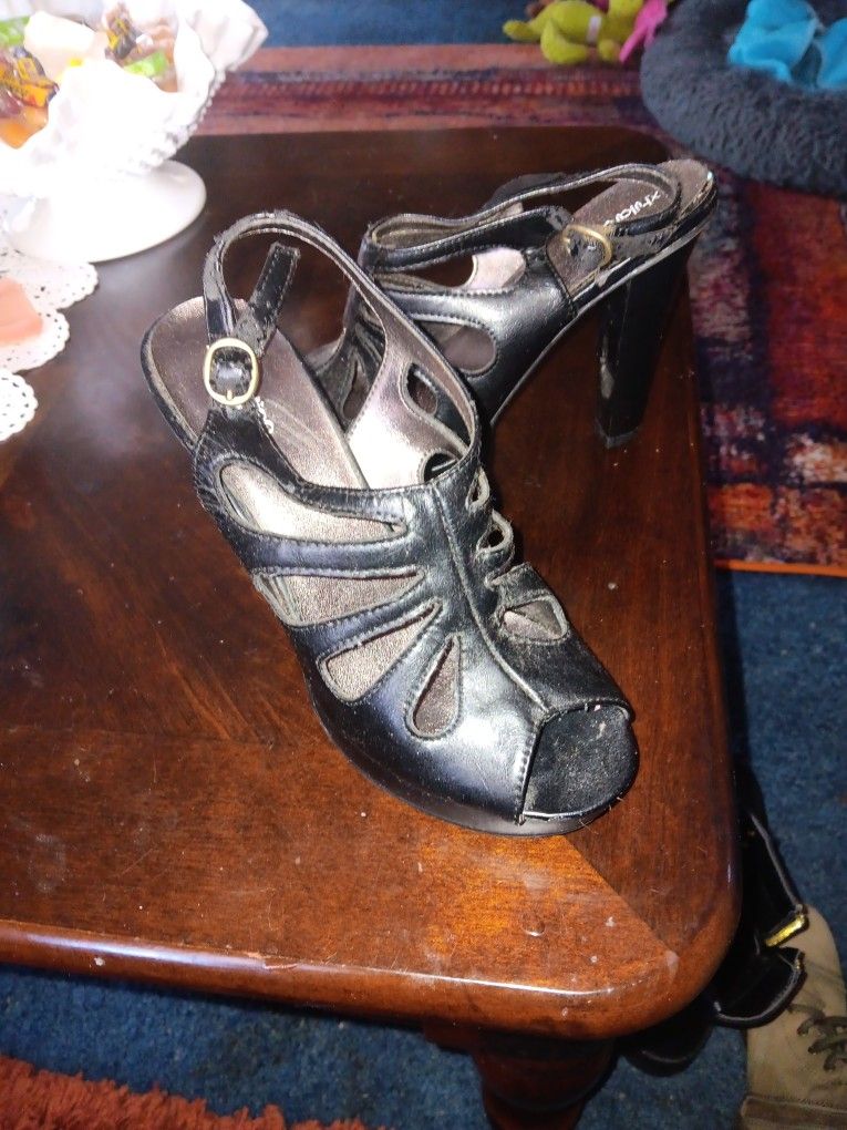 Ladies Black Heels.