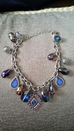 Gem dangled bracelet