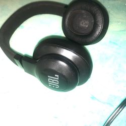 JBL WIRELESS BLUETOOTH HEADPHONES 