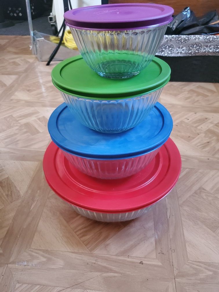 4 glass bowl containers