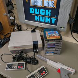 Nintendo NES with 2 controllers, zapper Super Mario/Duck hunt and 10 other games 
