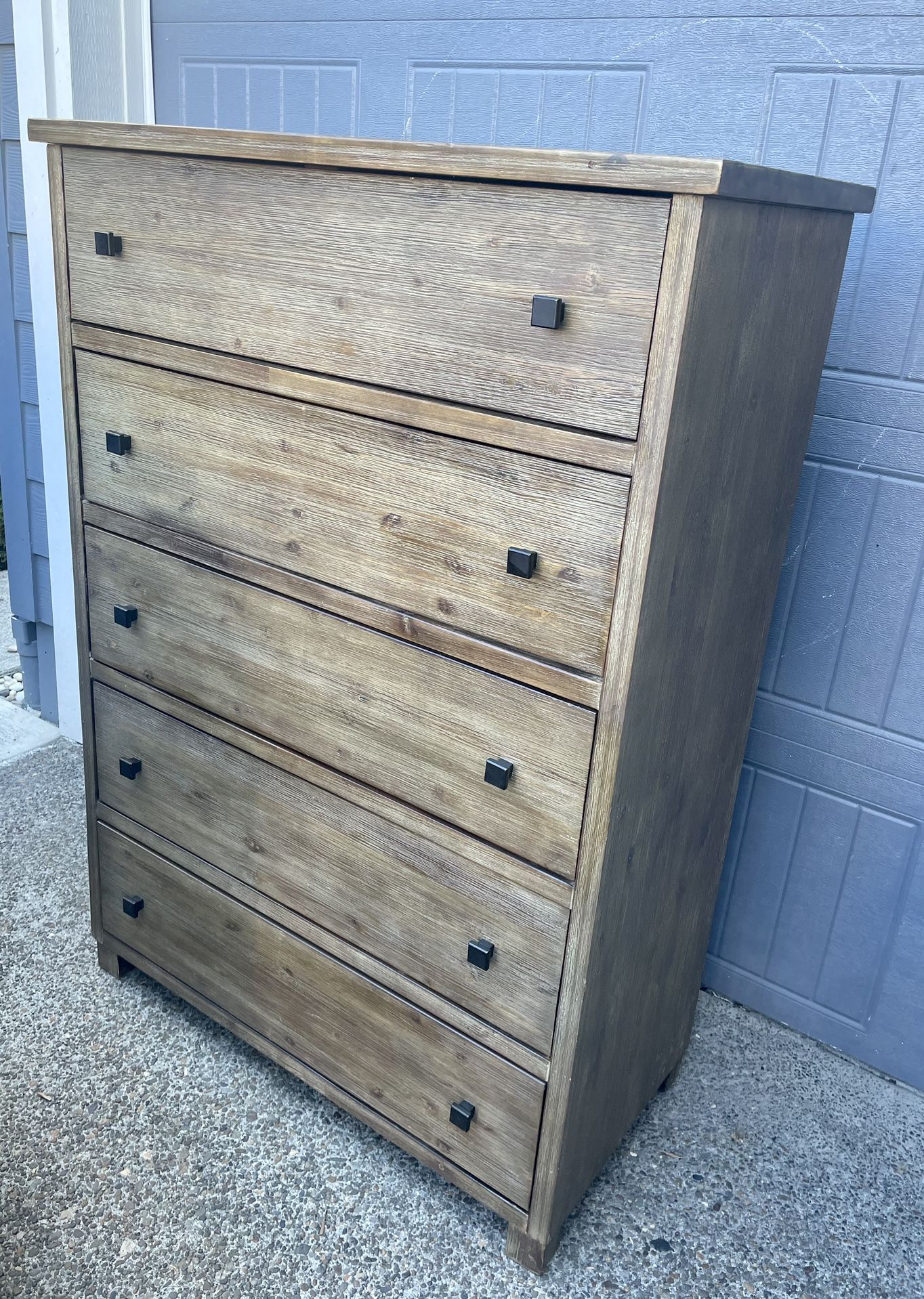 Solid Wood Chest  of drawer in Good Condition ! 