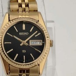 Seiko gold tone watch w/black face & day date bracelet band raised markers 6-1/2 “ long needs batter