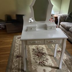 Make- Up Vanity Table W/mirror