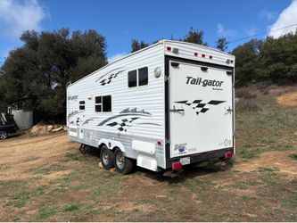 Tail-gator toy hauler
