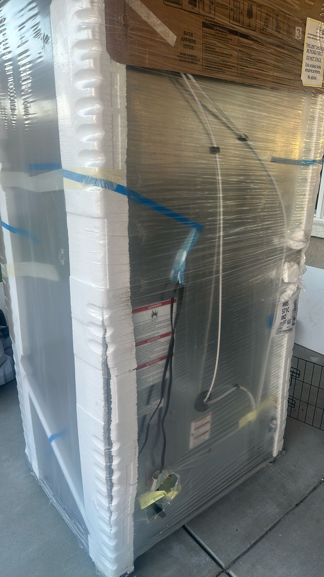 Whirlpool Refrigerator. Model Wrs571cihz