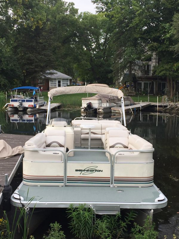 Bennington pontoon boat