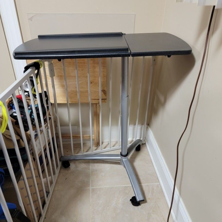 Rolling Adustable Laptop Desk
Table