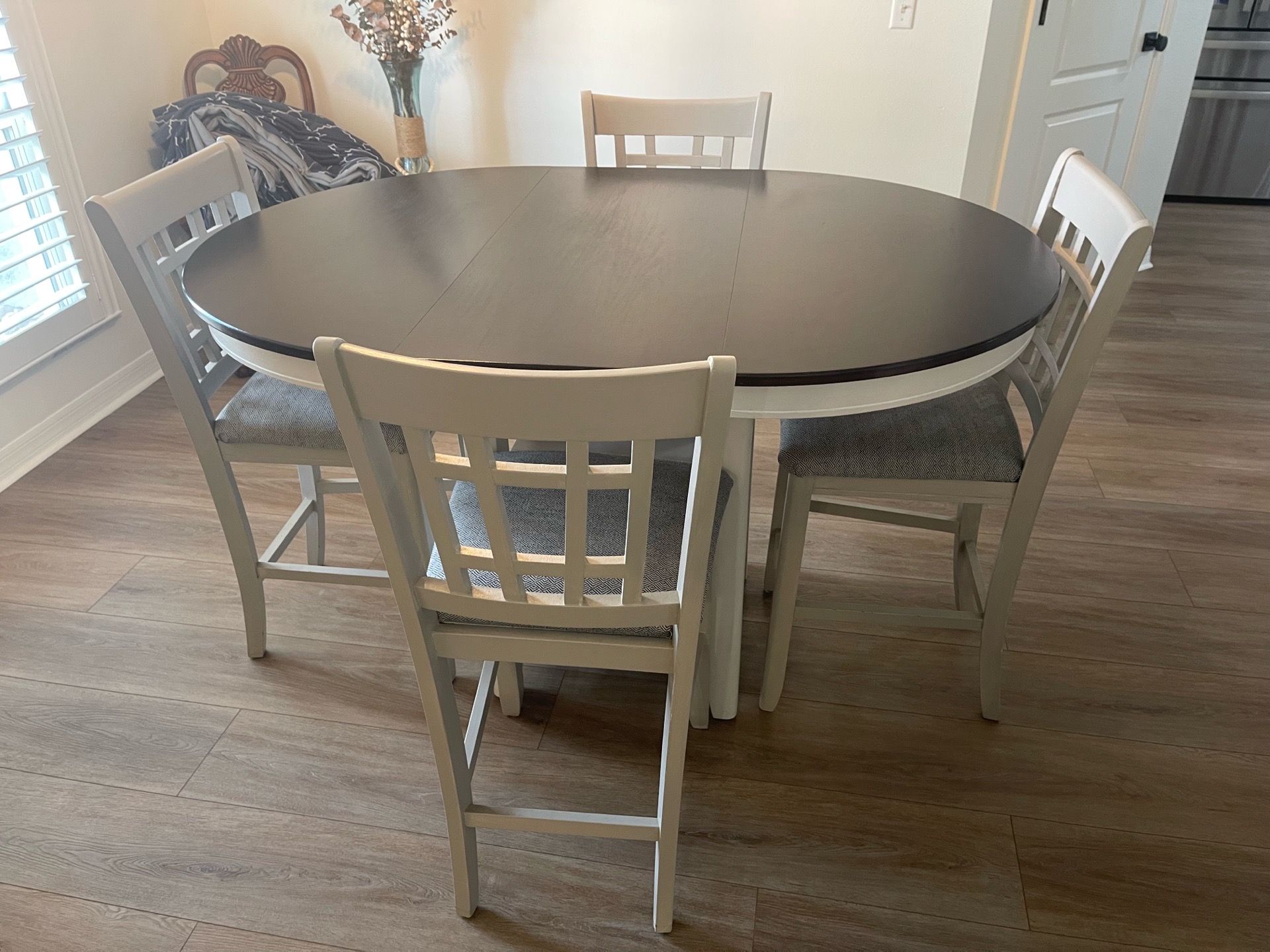 Modern Extendable Dining Table Set with 4 Chairs – Gray & White, Brown Top
