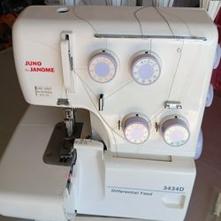 Serger Sewing Machine In Excellent Condition Works Great 150$