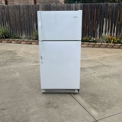 18.6 Cuft Magic Chef Refrigerator  (Free)