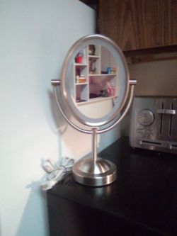 makeup mirror pickup 2-11 pm rainbow/Charleston cash only read description