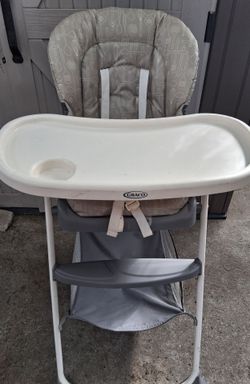Graco feeding chair folds super easy everything works perfect easy to storage when u fold it $30 or best offer