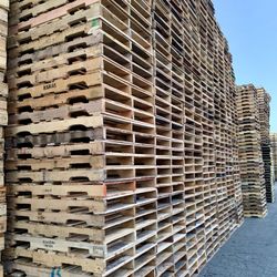 Wood Pallets / Loading Pallets / Unloading Pallets