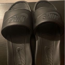 Mens Nike Slides Size 8 Black 