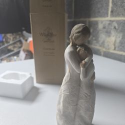 Willow Tree “Close To Me” Figurine with Box – Susan Lordi