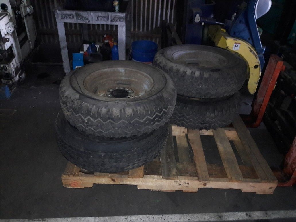 Free Trailer tires and hyd jack