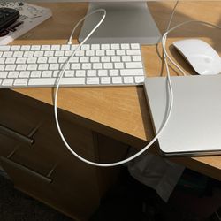 21.5” Screen MacBook Desktop 