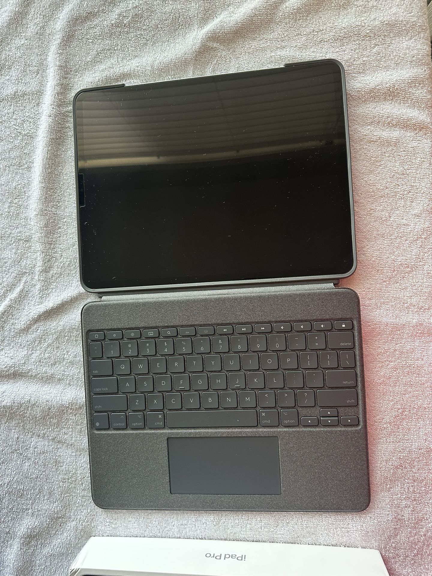 iPad Pro (M1 Chip, 5th Gen, 256gb, 12.9in, WiFi+Cellular) with Logitech Keyboard Bundle