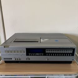Sanyo VCR 4400 Betamax Video Cassette Recorder Player - Tape Untested Powers On