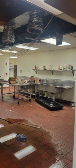 Three sink compartments with Prap Table