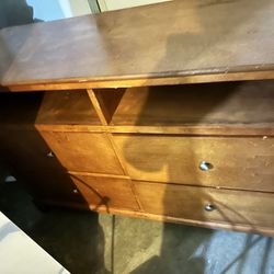 Dresser In Hardwood good condition . $50 