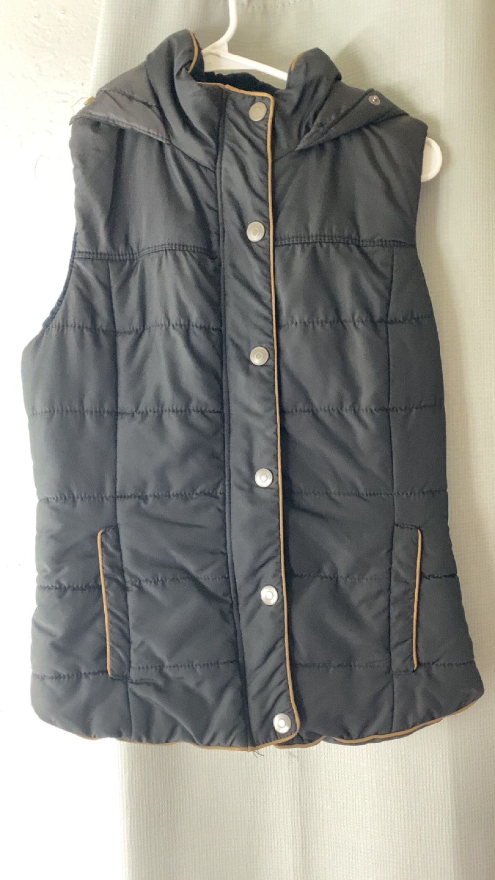 black puffer vest size medium 