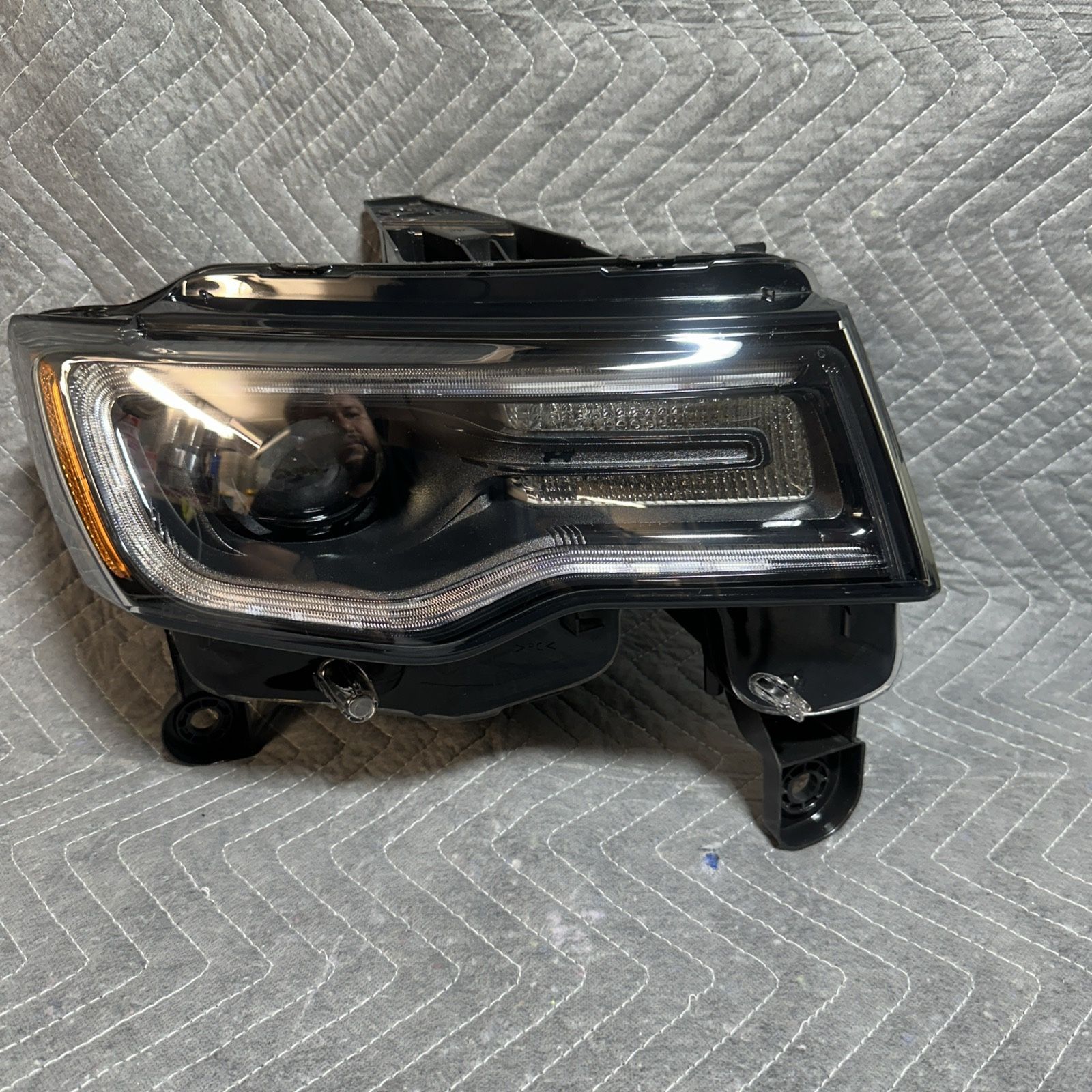 Clean 2017-2021 JEEP GRAND CHEROKEE RIGHT HEADLIGHT HID XENON NON-AFS BLACK OEM