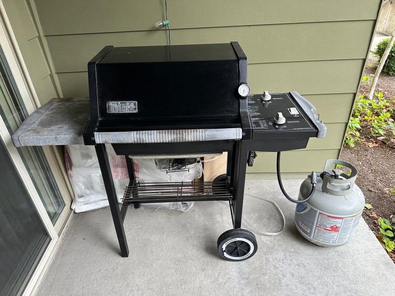 BBQ Grill With Propane Tank
