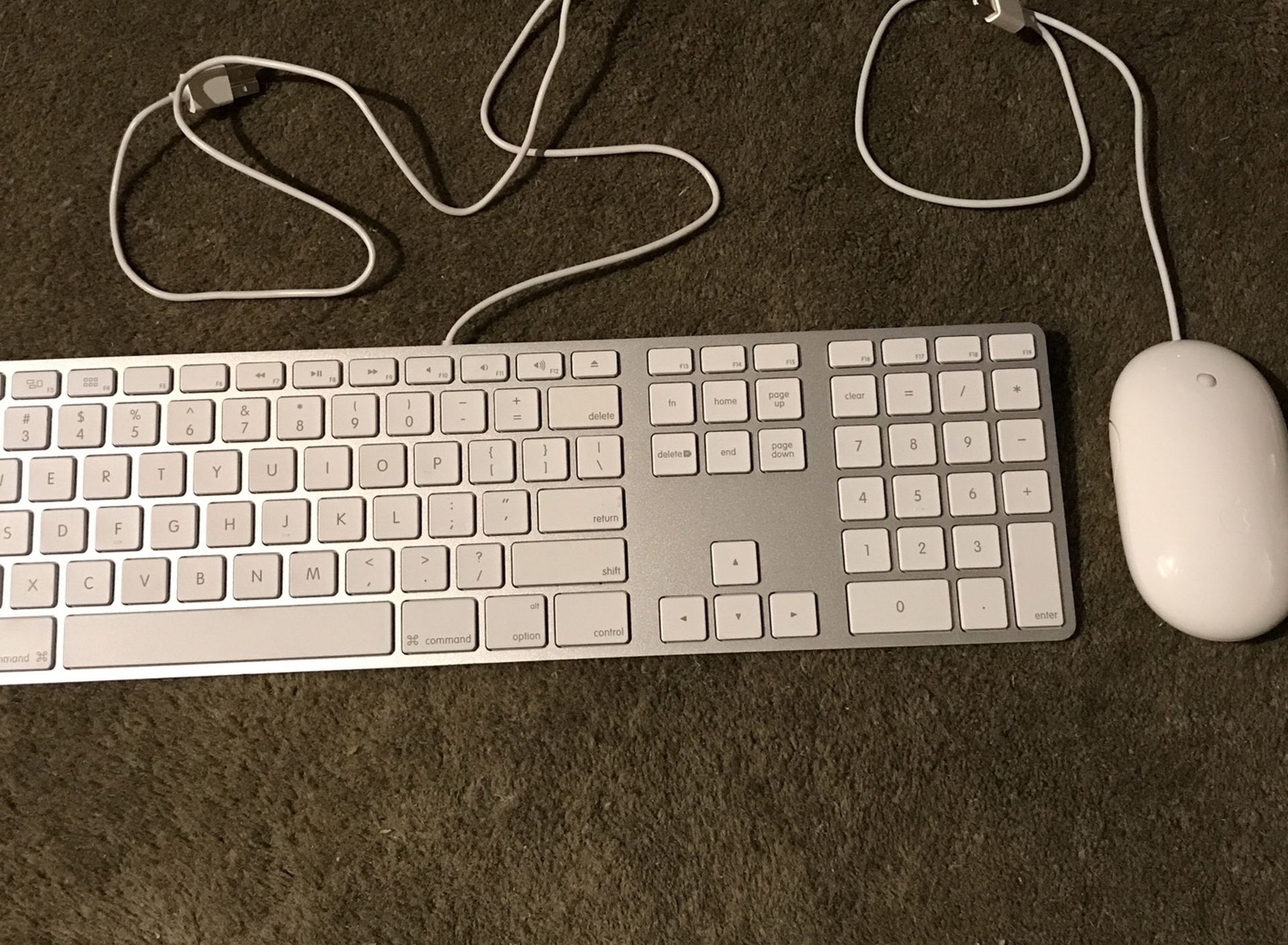 Apple Mac 1243 keyboard and 1152 mouse set. Used