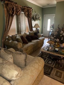 Elegant 3-Piece Living Room Set – Sofa + 2 Matching Chairs – Excellent Condition