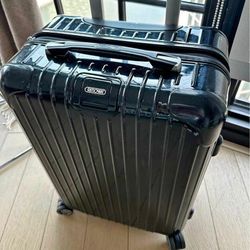 Rimòwa Essential Black Cabin 