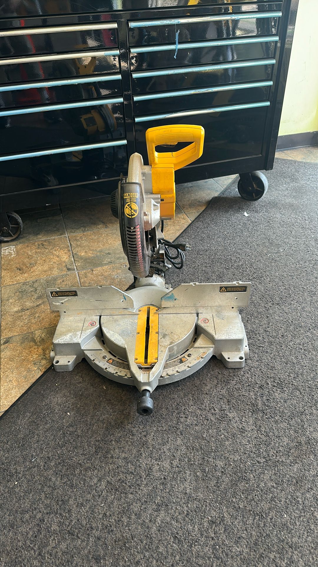 Dewalt DW706 12-inch Double Beveled Corded Compound Miter Saw