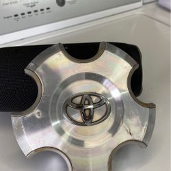 Toyota Tundra center cap (1) 