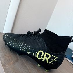 Men’s CR7 soccer shoes / size 11