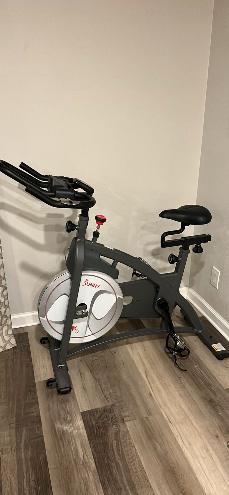 Sunny Health & Fitness Endurance Magnetic Belt Drive Indoor Cycle Exercise Bike for Stationary Cardio 