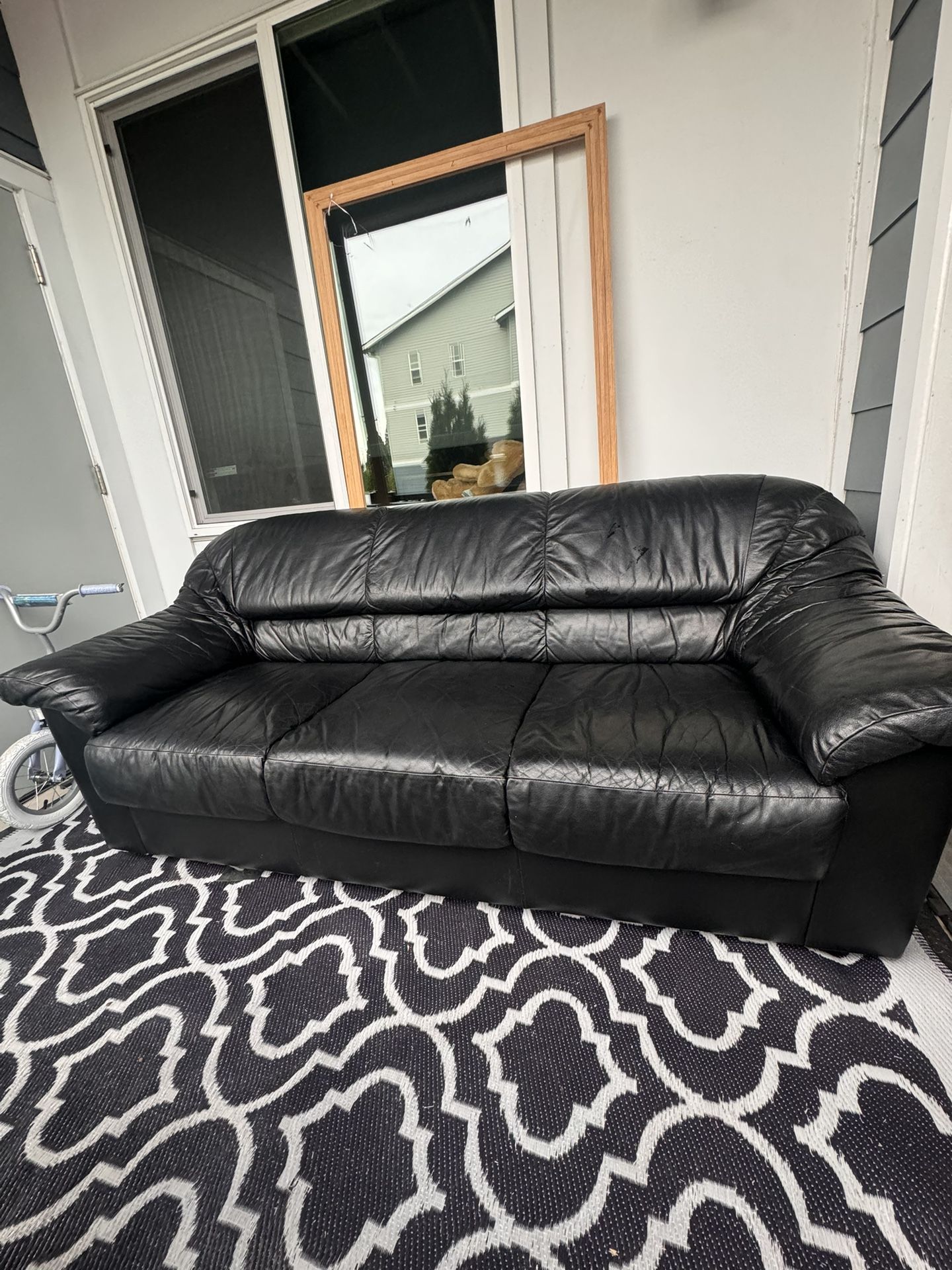 Black Leather Couch – Comfortable and Stylish