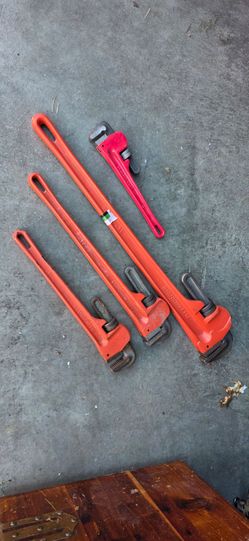 Pipe wrenches