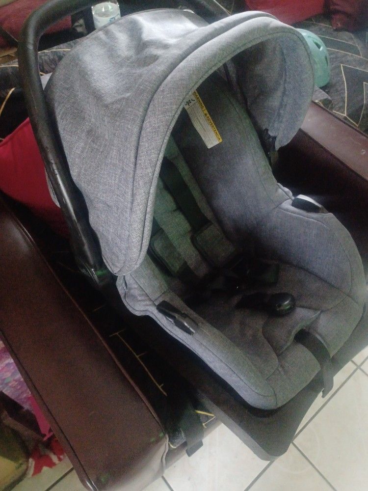 VENDO DOS PORTA BEBES 25 CADA UNO
