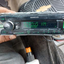 STEREO KENWOOD CD AUX USB BLUETOOTH CAMBIA DE DIFERENTES COLORES GOOD CONDICIÓN ABLO ESPAÑOL 